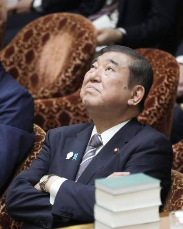 衆院予算委の集中審議で質問を聞く石破首相=12日