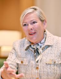 インタビューに答えるアイスランドのハッラ・トーマスドッティル大統領=27日、東京都新宿区