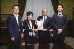 選択的夫婦別姓制度導入に向けた民法改正案を衆院事務総長(右から2人目)に提出する国民民主党の議員ら=28日午後、国会
