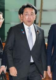首相官邸に入る赤沢経済再生相=29日午前