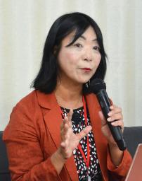 記者会見する「ヒューマンライツ・ナウ」副理事長の伊藤和子弁護士=29日午後、厚労省