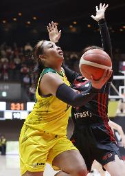 トヨタ自動車戦で攻め込むENEOS・オコエ=昨年10月、代々木第二体育館