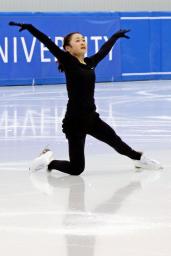 練習で新プログラムを披露するフィギュアスケート女子の島田麻央=愛知県豊田市
