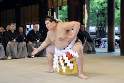 「雲竜型」で奉納土俵入りを披露する横綱大の里=30日、東京都渋谷区の明治神宮(代表撮影)