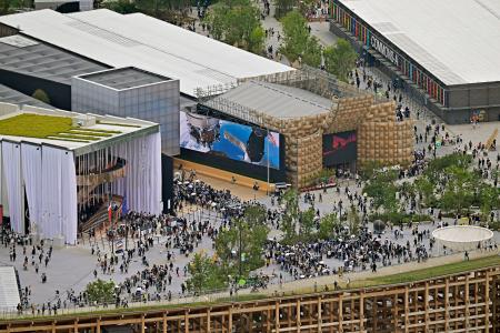 多くの来場者でにぎわう大阪・関西万博の会場=31日午前、大阪市此花区の夢洲(共同通信社ヘリから)