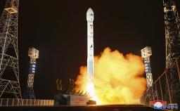 軍事偵察衛星「万里鏡1号」を搭載して打ち上げられる新型衛星運搬ロケット「千里馬1型」=2023年11月、北朝鮮北西部東倉里の西海衛星発射場(朝鮮中央通信=共同)