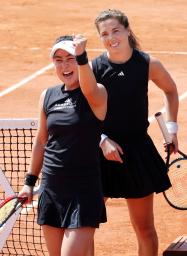 女子ダブルス3回戦に勝利し喜ぶ穂積絵莉(手前)、ウリケ・アイケリ組=パリ(共同)