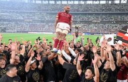 2季連続2度目の優勝を果たし、胴上げされるBL東京・リーチ(中央)=国立競技場