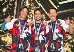 第52回ボートレースオールスターで優勝した佐藤隆太郎。左は2着の峰竜太、右は3着の茅原悠紀=ボートレースまるがめ