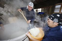 蒸し上がった酒米を釜から取り出す作業=昨年11月、茨城県大洗町の「月の井酒造店」