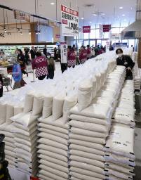 イオン大阪ドームシティ店の店頭に並んだ備蓄米=2日午前8時23分、大阪市西区