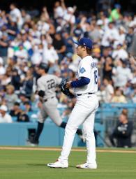 ヤンキース戦の3回、ライス(左)に2ランを浴びたドジャース・山本=ロサンゼルス(共同)