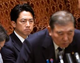 参院予算委の集中審議で石破首相(手前)の答弁を聞く小泉農相=2日午前