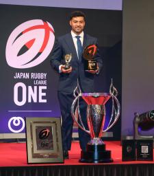 ラグビーのNTTリーグワンの年間表彰式でMVPに選ばれたBL東京のモウンガ=2日、東京都内