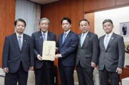 自民党の食料安全保障強化本部長の森山幹事長(左から2人目)から決議書を受け取る小泉農相(中央)=2日午後、農水省