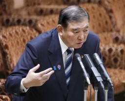 参院予算委の集中審議で答弁する石破首相=2日午後