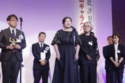 第62回ギャラクシー賞のテレビ部門の大賞に選ばれ、贈賞式であいさつする「虎に翼」の脚本家の吉田恵里香さん(中央)ら=2日午後、東京都内