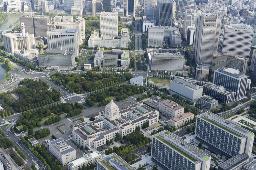 国会議事堂(中央手前)と霞が関の官庁街(後方)
