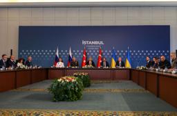 2日、トルコ・イスタンブールで交渉に臨む、ロシア(左側)とウクライナ(右側)の代表団ら(ロイター=共同)