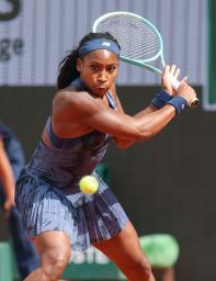 女子シングルス4回戦でプレーするコリ・ガウフ=パリ(共同)