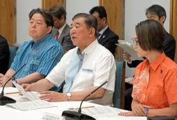 就職氷河期世代に対する支援に関する関係閣僚会議であいさつする石破首相(中央)=3日午前、首相官邸