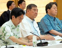 知的財産戦略本部の会合であいさつを終えた石破首相(左から2人目)=3日午前、首相官邸