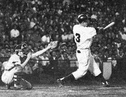 1959年6月、プロ野球初の天覧試合の阪神戦で、サヨナラ本塁打を放つ巨人の長嶋茂雄選手=後楽園球場