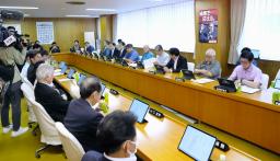 自民党本部で開かれた総務会=3日午前、東京・永田町