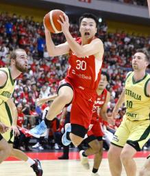 昨年6月、オーストラリアとの国際試合でプレーする富永啓生=札幌市