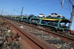 米国と英国への輸出用で、ドイツ・エムデン港近くの列車に積まれたフォルクスワーゲングループの車=4月(ロイター=共同)