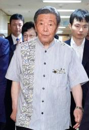 自民党の総務会に向かう森山幹事長=3日午前、東京・永田町の党本部