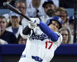 5月30日のヤンキース戦で、六回にこの試合2本目の本塁打を放つドジャースの大谷翔平=ロサンゼルス(共同)