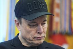 5月30日、ホワイトハウスの執務室で記者会見に臨むイーロン・マスク氏=ワシントン(AP=共同)
