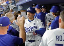 メッツ戦の7回、23号ソロを放ち、ベンチで迎えられるドジャース・大谷=ロサンゼルス(共同)
