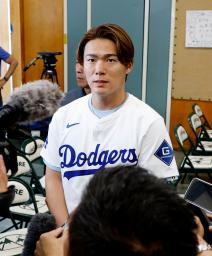 取材に応じる米大リーグ、ドジャースの山本由伸投手=3日、ロサンゼルス郊外(共同)