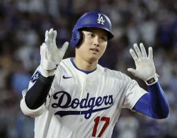 5月30日、米大リーグのヤンキース戦でこの試合2本目の本塁打となる22号ソロを放ったドジャース・大谷翔平=ロサンゼルス(共同)