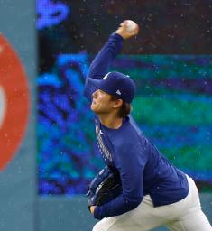 キャッチボールするドジャース・山本=ロサンゼルス(共同)