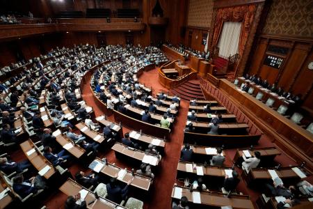 改正公益通報者保護法が可決、成立した参院本会議=4日午前