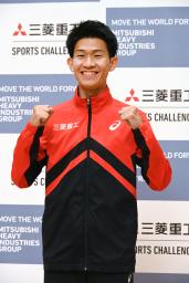 ポーズをとる世界選手権東京大会で男子マラソン代表の近藤亮太=4日、長崎市