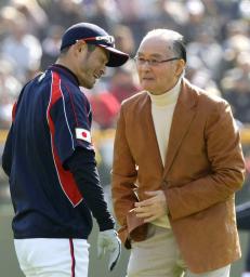 2009年2月、WBC日本代表と巨人の練習試合を前に、イチロー選手(左)を激励する長嶋茂雄さん=宮崎市のサンマリンスタジアム宮崎