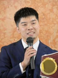 記者会見で現役引退を表明する田中恒成=4日、名古屋市