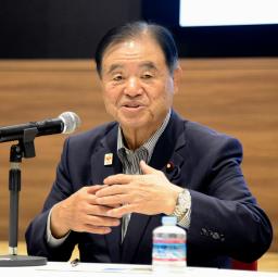 国スポサポートセンター設立の記者発表会見で発言する日本スポーツ協会の遠藤利明会長=4日、東京都新宿区