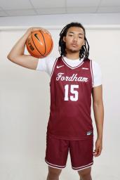 ポーズをとるフォーダム大のジェイコブス晶(Fordham University提供・共同)