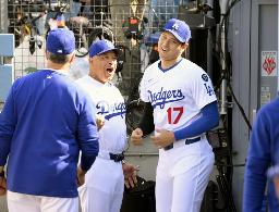 ロバーツ監督(左)と笑顔のドジャース・大谷=4月、ロサンゼルス