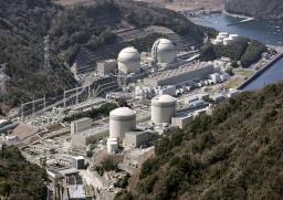 関西電力高浜原発。手前左から1号機、2号機、奥左から3号機、4号機=福井県高浜町