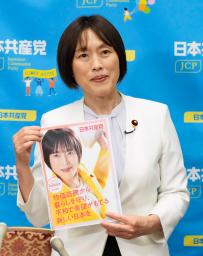 夏の参院選公約を発表し、撮影に応じる共産党の田村委員長=5日午後、国会