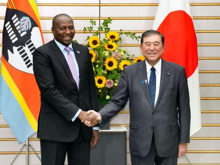 会談前、エスワティニのドラミニ首相(左)と握手する石破首相=5日午前、首相官邸