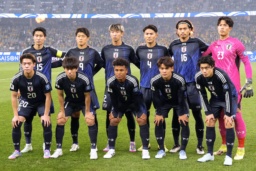 オーストラリア戦に臨む日本代表イレブン。(前列左から)俵積田、平河、藤田、佐野海、鈴木唯、(後列左から)鎌田、大橋、関根、渡辺、町田、GK谷=パース(共同)