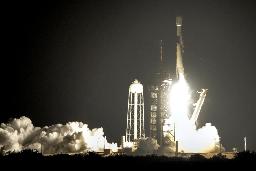 宇宙船「レジリエンス」をのせ、打ち上げられるロケット=1月15日、アメリカ・フロリダ州のケネディ宇宙センター(AP=共同)