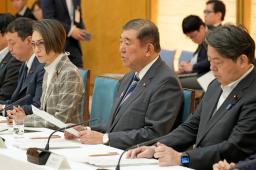 こども政策推進会議であいさつする石破首相(右から2人目)=6日午前、首相官邸